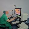 Cirujano utilizando el sistema robótico quirúrgico Versius de CMR Surgical